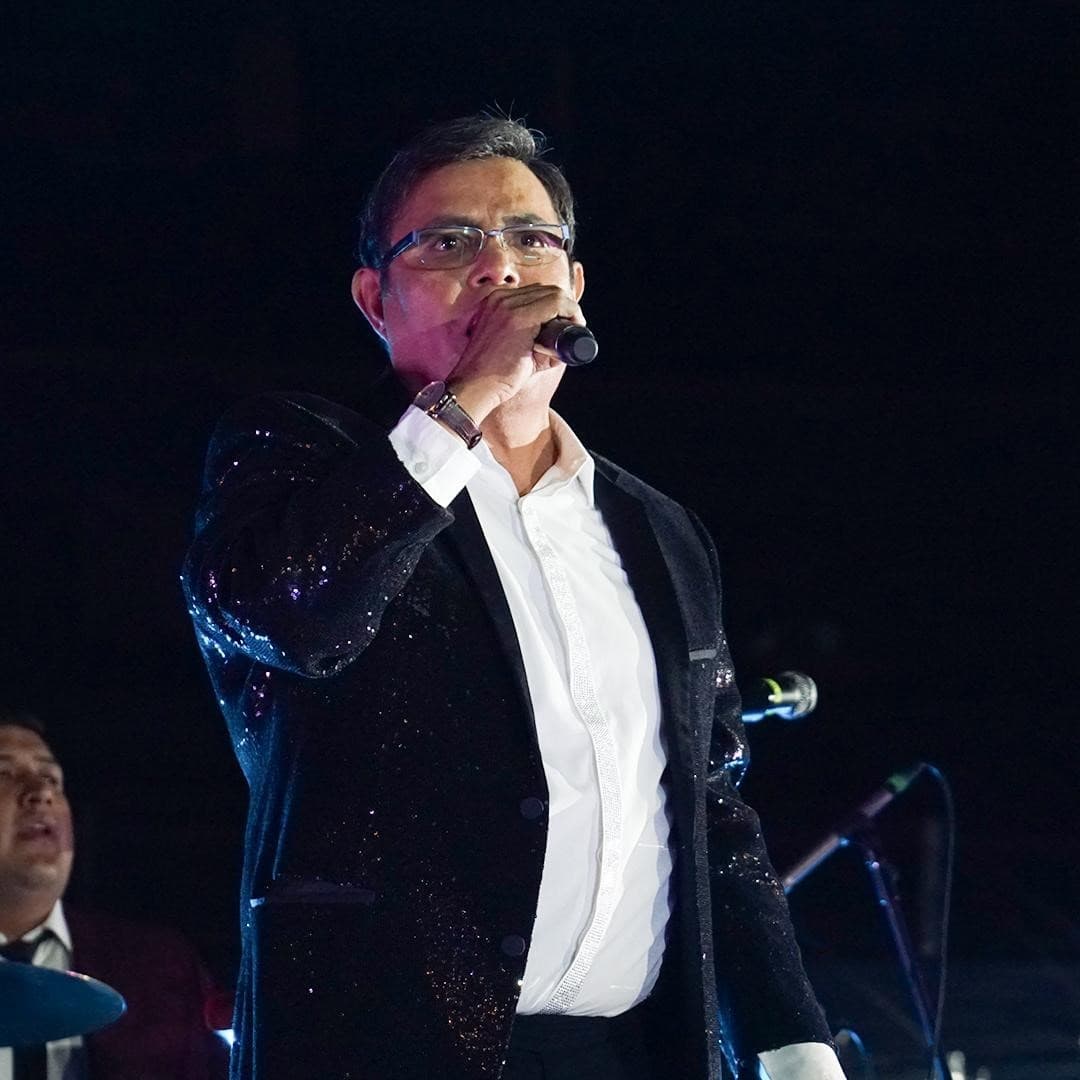 En la década de los 90, se puede decir que es el inicio del "vuelo" de Los Ángeles Azules, quienes contaron como vocalista principal a Raymundo Espinoza.