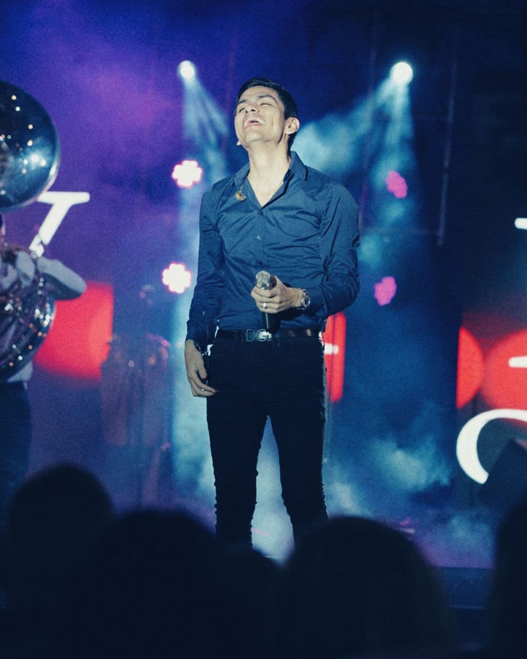 Virlan Garcia, con tan solo 22 años, se ha convertido en uno de los favoritos del público. Su composición y sus letras románticas han enamorados a todos sus seguidores. Su más reciente éxito “Te Mereces” suma más de 2 millones de reproducciones en tan solo 2 meses.