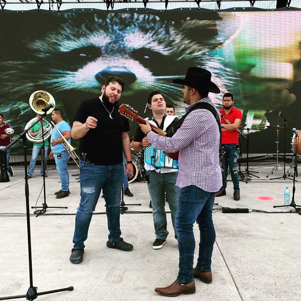 Además de "El Zoológico" y "Los Enjambres", El Fantasma y Alfredo Olivas grabaron el tema "Contrato con la Muerte".