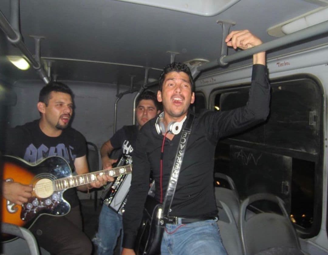 Junto a su familia llevó un negocio de tacos en donde él atendía a los clientes.