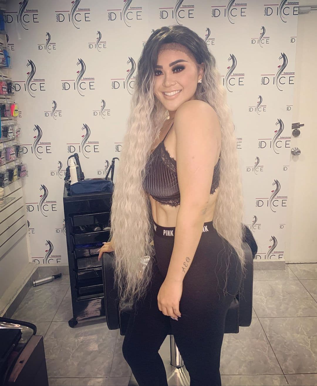 Gomita también ha demostrado que las extensiones en el pelo le quedan muy bien.