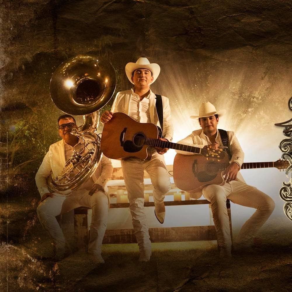 Los Plebes del Rancho de Ariel Camacho se conforma por Israel Meza, César Sánchez y Johnny Cortés.