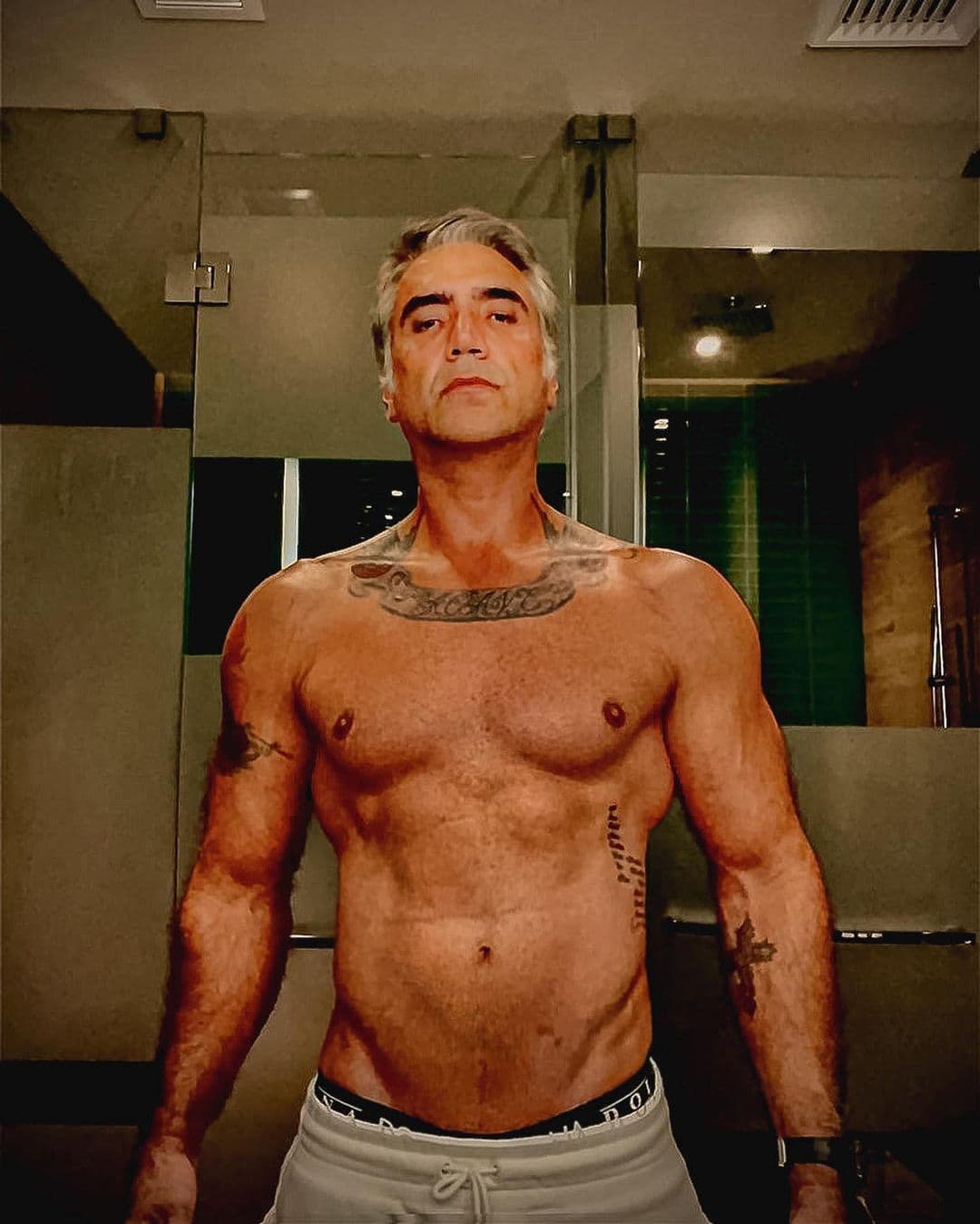 Alejandro Fernández ha demostrado que el paso de los años puede jugar a favor de las personas. Su cabello plateado lo ha acompañado de tatuajes y un cuerpo atlético.