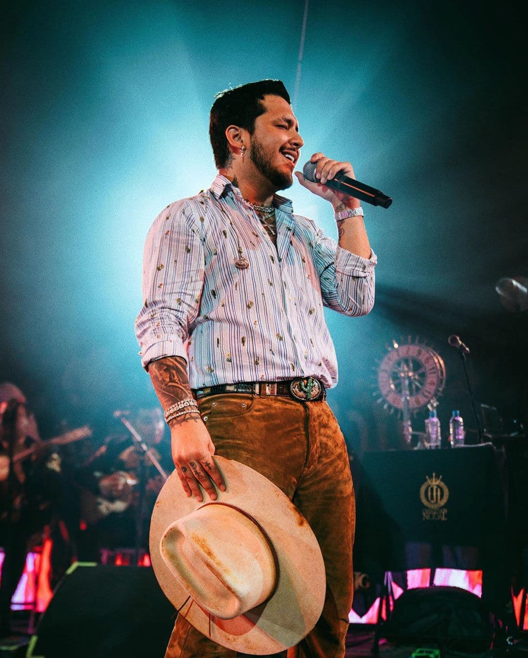 Christian Nodal también se unió a estos artistas que se encuentran postergando sus conciertos. Por medio de un comunicado de prensa, el cantante anunció que tendría que reagendar cinco conciertos debido a las medidas sanitarias.