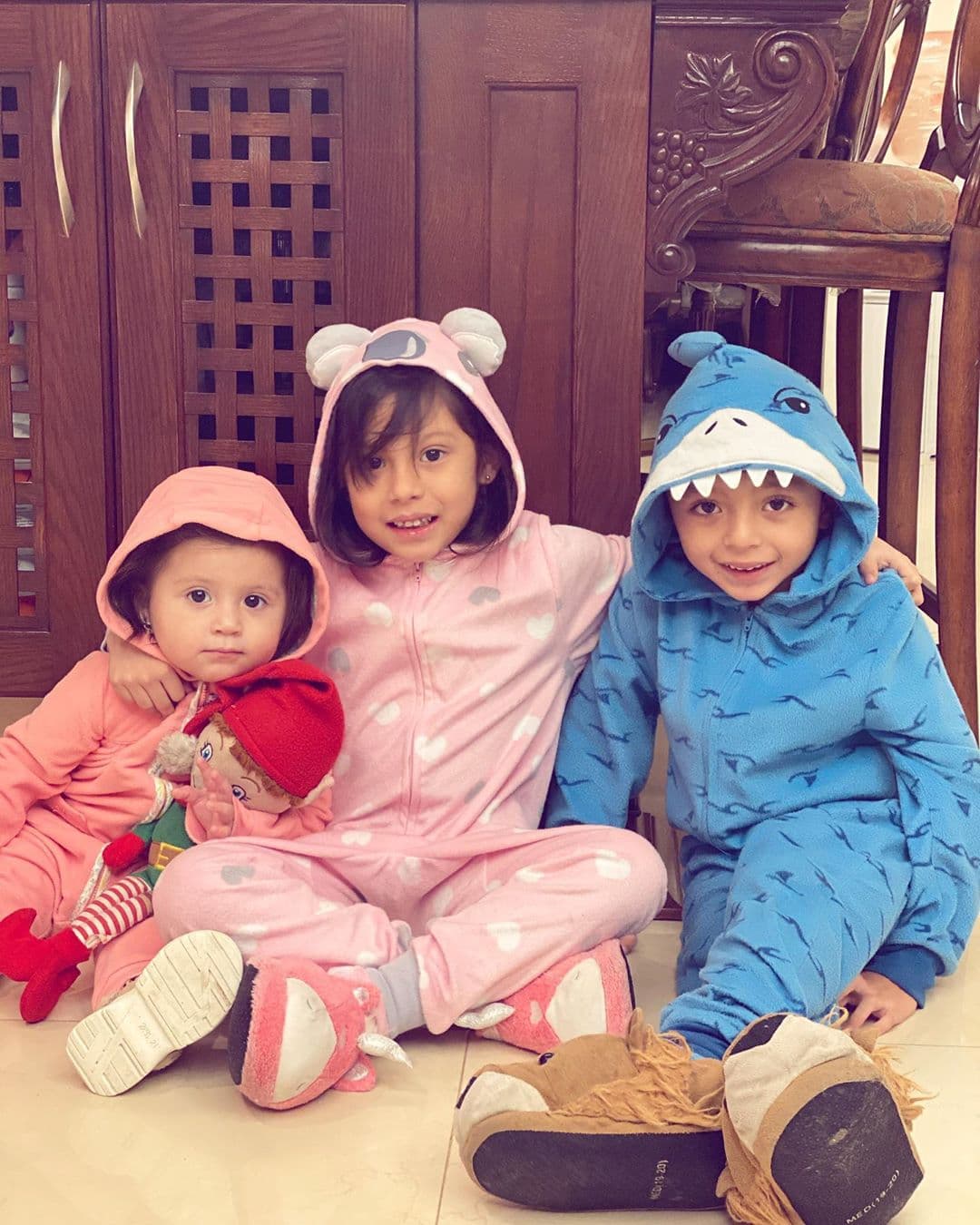 Aunque la relación no prosperó, el cantante y su expareja conservan una gran relación por el bienestar de su hija, quien convive con su media hermana Gianna, su madrastra Kimberly Flores y su hermanastro Damián. Al parecer la pequeña desea seguir los pasos de su padre, quien recientemente mostró el talento musical de su hija.