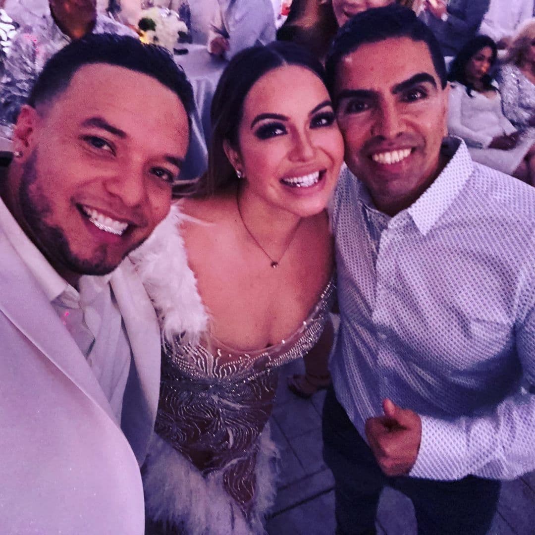 Incluso tuvieron una mega fiesta navideña ese mismo año; rodeados de lujos, su familia y amigos, la pareja compartió en redes los videos y fotos del evento en el que el color plateado fue el tema principal de la noche.