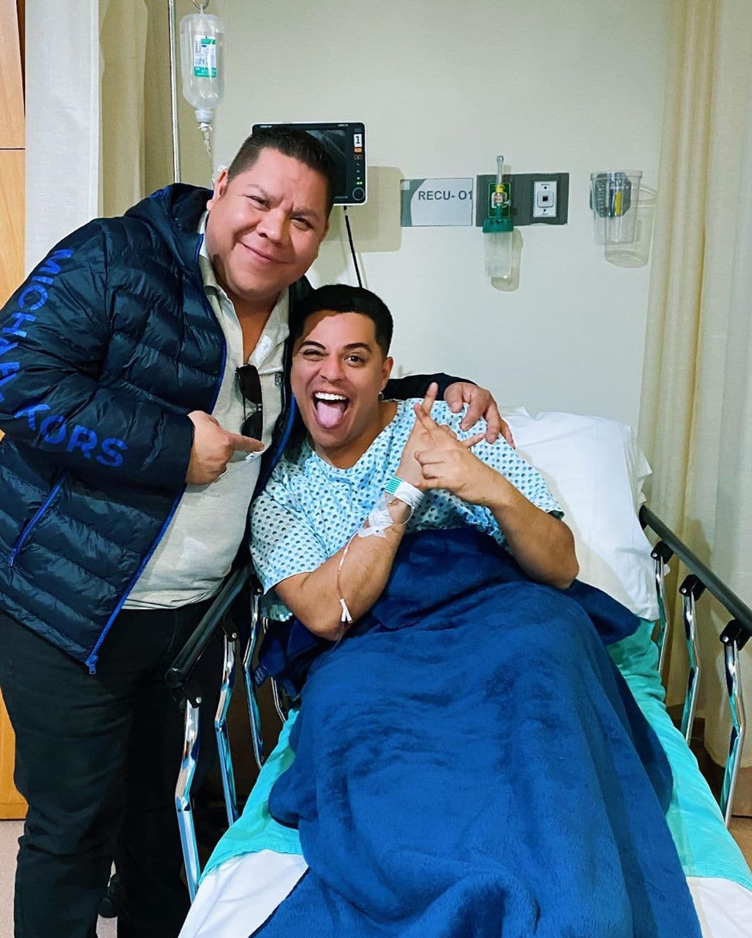 Eduin Caz, vocalista de Grupo Firme, se sometió a un procedimiento quirúrgico, para curar una molestia que sentía al cantar.