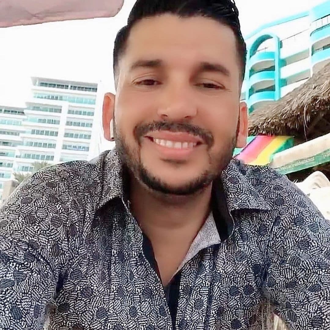 Con más de 20 años de exitosa trayectoria, en la que se ha consolidado como un referente en la banda, Luis Ángel "El Flaco" tiene aún mucho por dar a sus fieles seguidores.