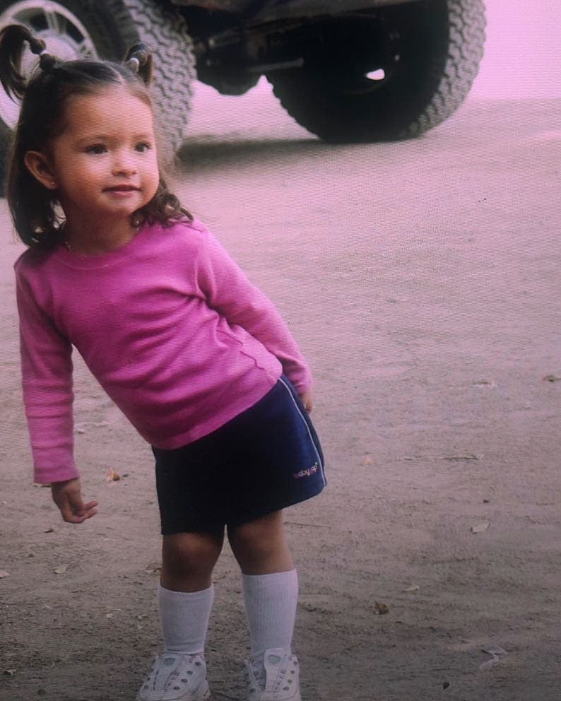 Ángela ha dejado ver en sus fotografías de pequeña que siempre ha sido fan de la moda y del color rosa; "coqueta desde que nací", escribió en esta imagen.