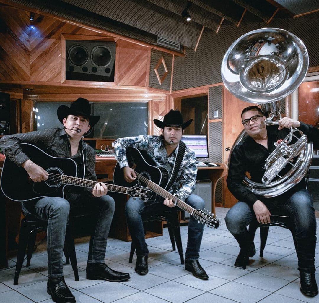 El trío promueve el disco "En Vivo con Banda Sinaloense La Tuyia de Culiacán, Sinaloa, Vol. 2".