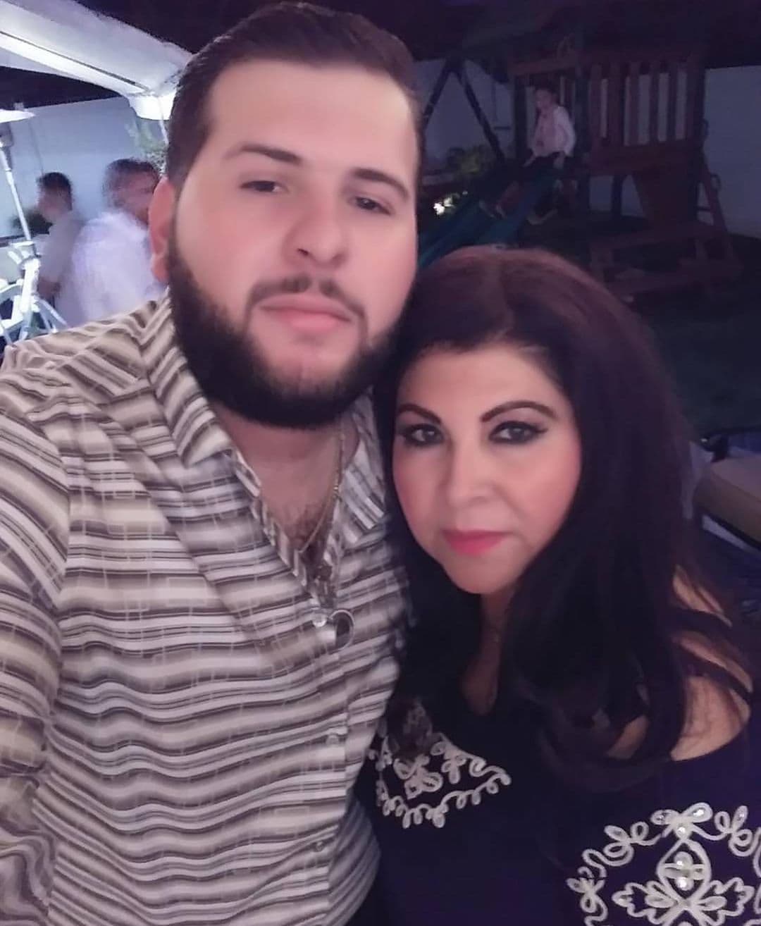 El Fantasma es otra celebridad que le demuestra su amor a su mamá en redes sociales. Alexander García, nombre real del intérprete, supo desde muy joven a lo que quería dedicarse, con el apoyo de su madre, pudo mudarse a Estados Unidos, donde comenzó con trabajos pequeños hasta que llegó la gran oportunidad de brillar en el mundo de la música. "Mi madre que tanto quiero, y quiero agradecerle por todo, siempre quiero que sepas que te amo mucho, madre" escribió el cantante durante el día de las madres de 2019.
