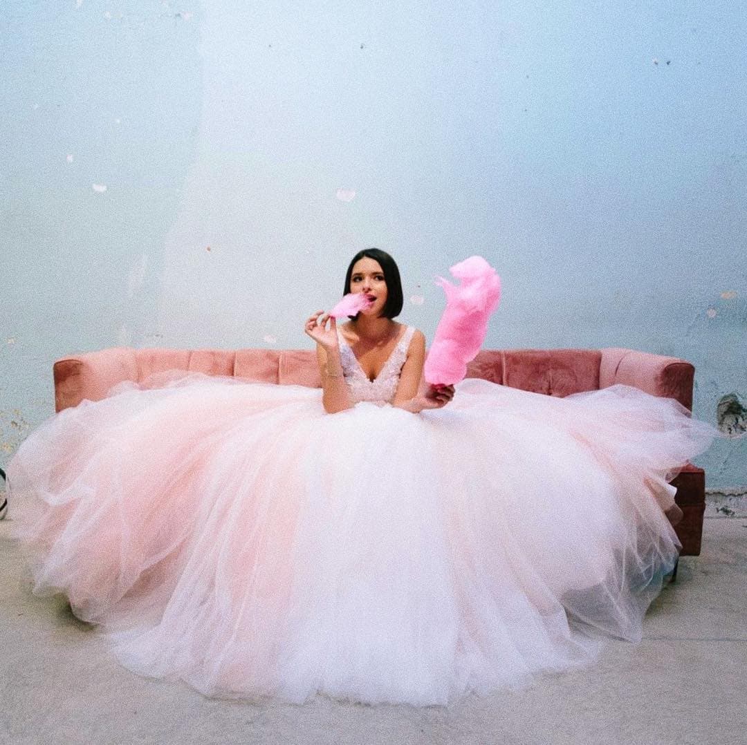 Además, la cantante compartió varias fotos de sus distintos vestidos, con los que realizó una sesión de fotos.