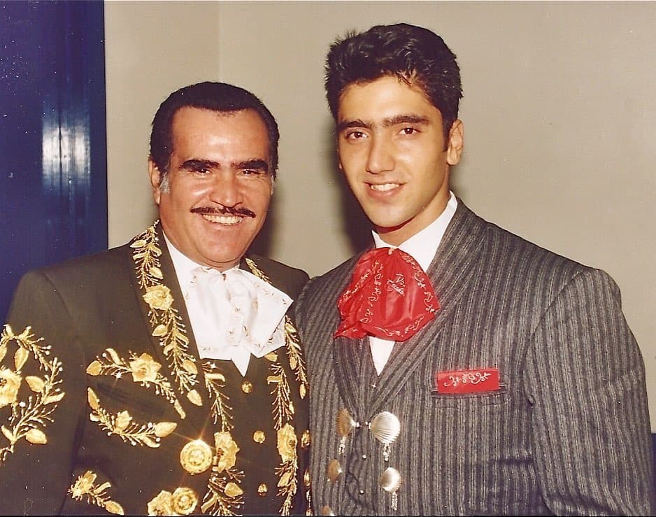 Para cuando tenía 18 años, colaboró con su papá en el disco 'México, voz y sentimiento' con la canción "Amor de los dos". También actuó junto a él en la película 'Mi querido viejo'.