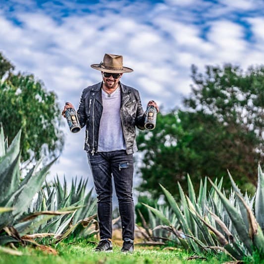 Además de ser dueño de varios restaurantes, el empresario tiene varias marcas de bebidas alcohólicas, todas bajo el nombre de Mr. Tempo. También ha sacado línea de zapatos gorras, vasos y hasta puros.