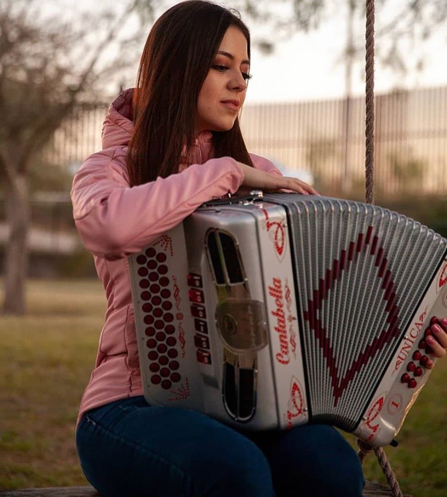 La acordeonista, a través de sus redes sociales a estado compartiendo los videos en donde Eduardo Loaiza le canta “Deja” de Los Recoditos y “La Mejor de Todas” de Banda El Recodo.