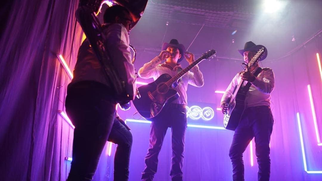"Según Tus Labios" marcó el debut de Johnny Cortés como voz de Los Plebes del Rancho de Ariel Camacho.