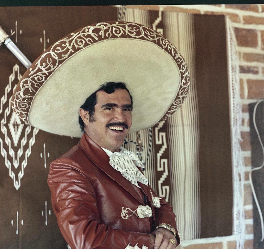 Vicente comenzó a presentarse en restaurantes y bares; su voz y su manera de interpretar las canciones hicieron que, solo 10 años después de su victoria en aquel programa, pudiera cantar con los mejores mariachis de la época, como el Mariachi Amanecer de Pepe Mendoza o el de José Luis Aguilar.