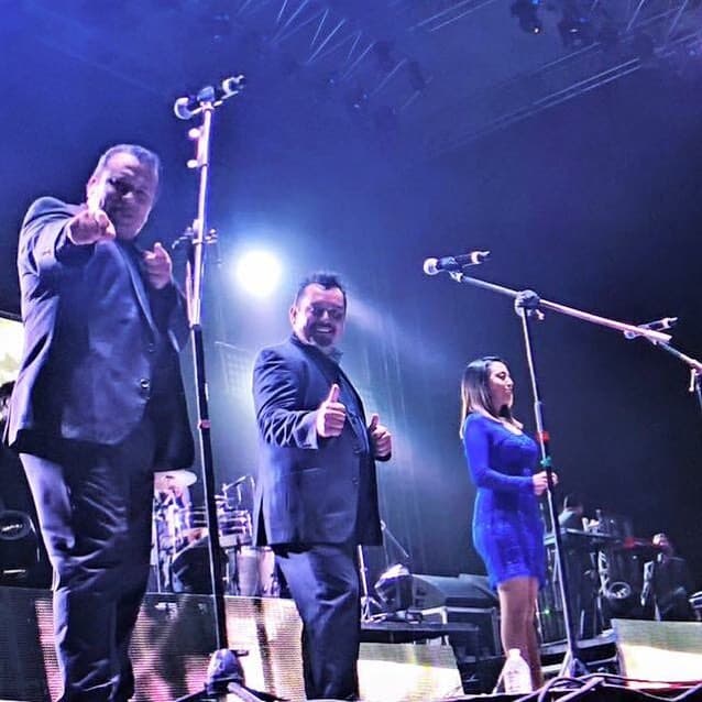 Tras ocho años de ser el vocalista de Los Ángeles Azules, Héctor Hernández tomó la decisión de dejar a la famosa agrupación para formar su carrera como solista. Conoce quiénes han sido algunas de las voces en su historia.