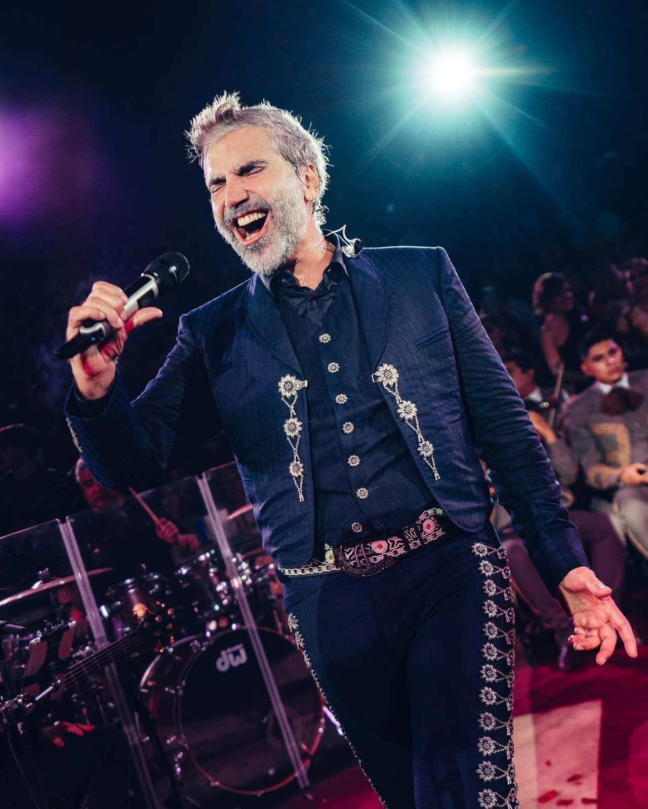 Tras las críticas, cambiarán la letra de "Mátalas" de Alejandro Fernández.