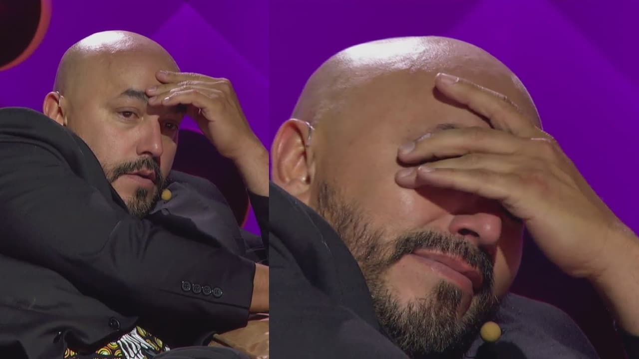 El intérprete lloró durante esta presentación durante el programa.