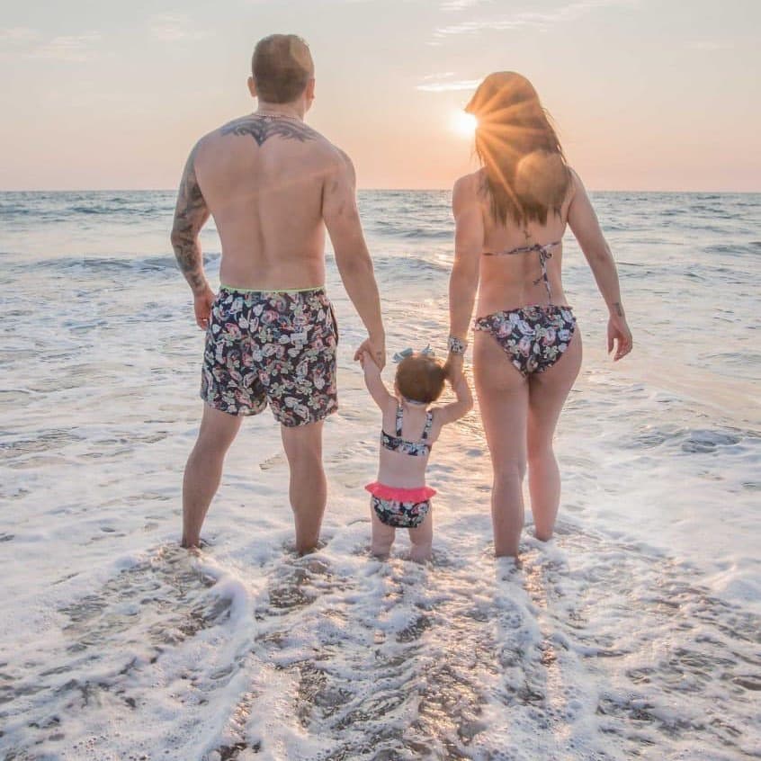 Aunque no solo en la ciudad visten igual, en la playa también han mostrado el mismo modelo de traje de baño.