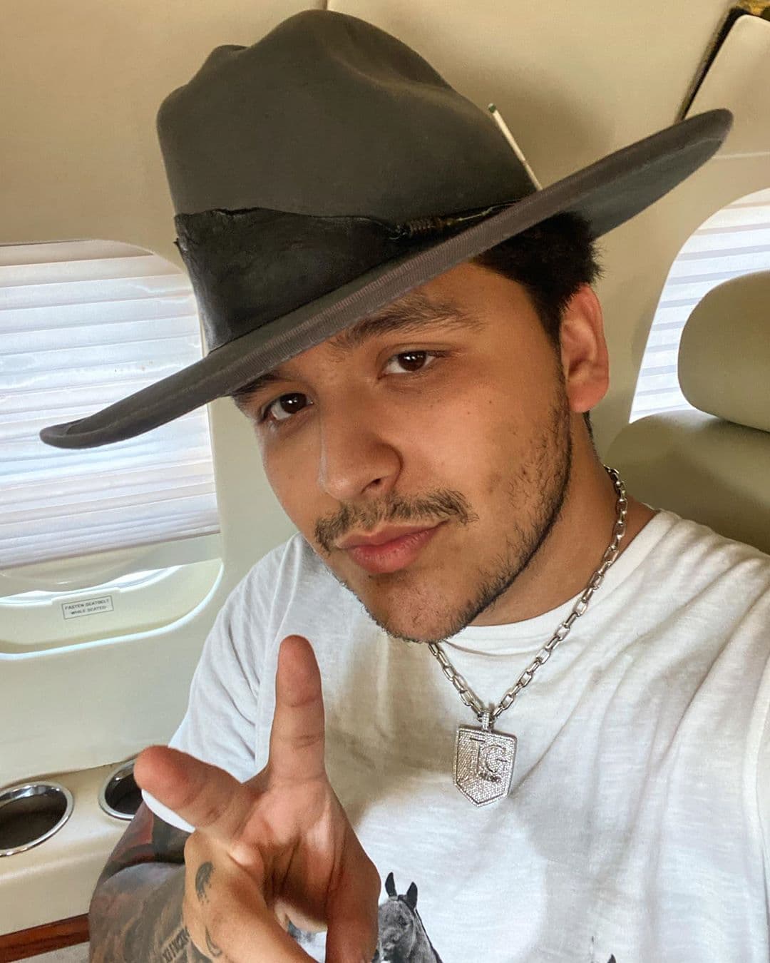 La polémica entre Christian Nodal y Grupo Firme se dio cuando el sonorense descartó trabajar con la agrupación tijuanense porque aseguró que no le gusta su música.