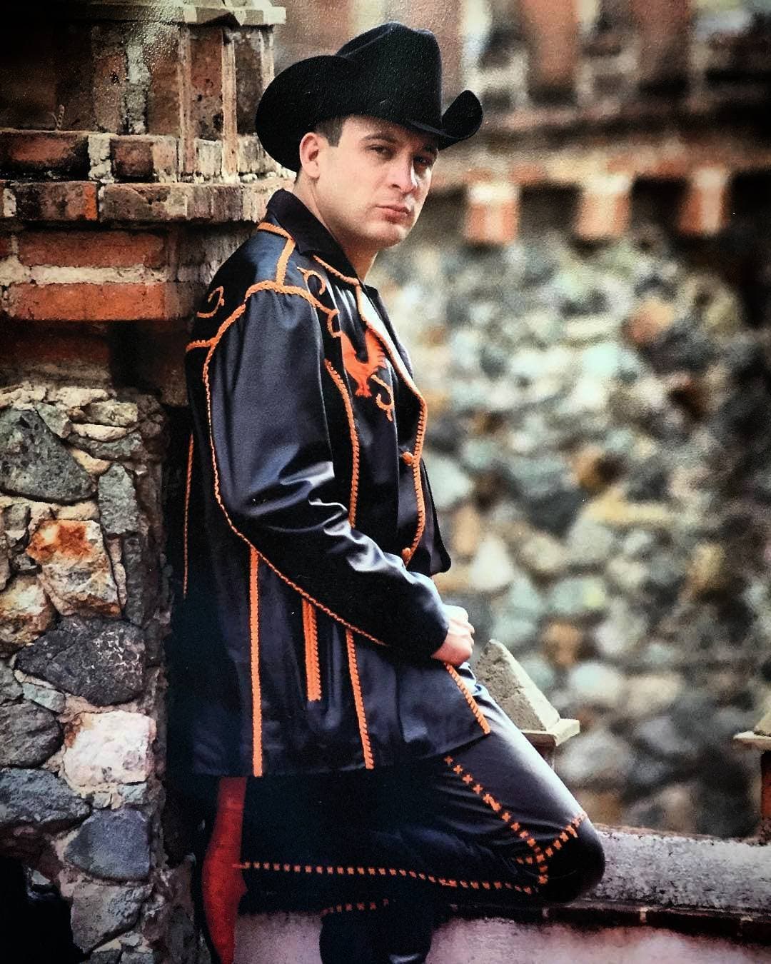 En homenaje a su padre se puso el sobrenombre de "El Gallo de Oro".