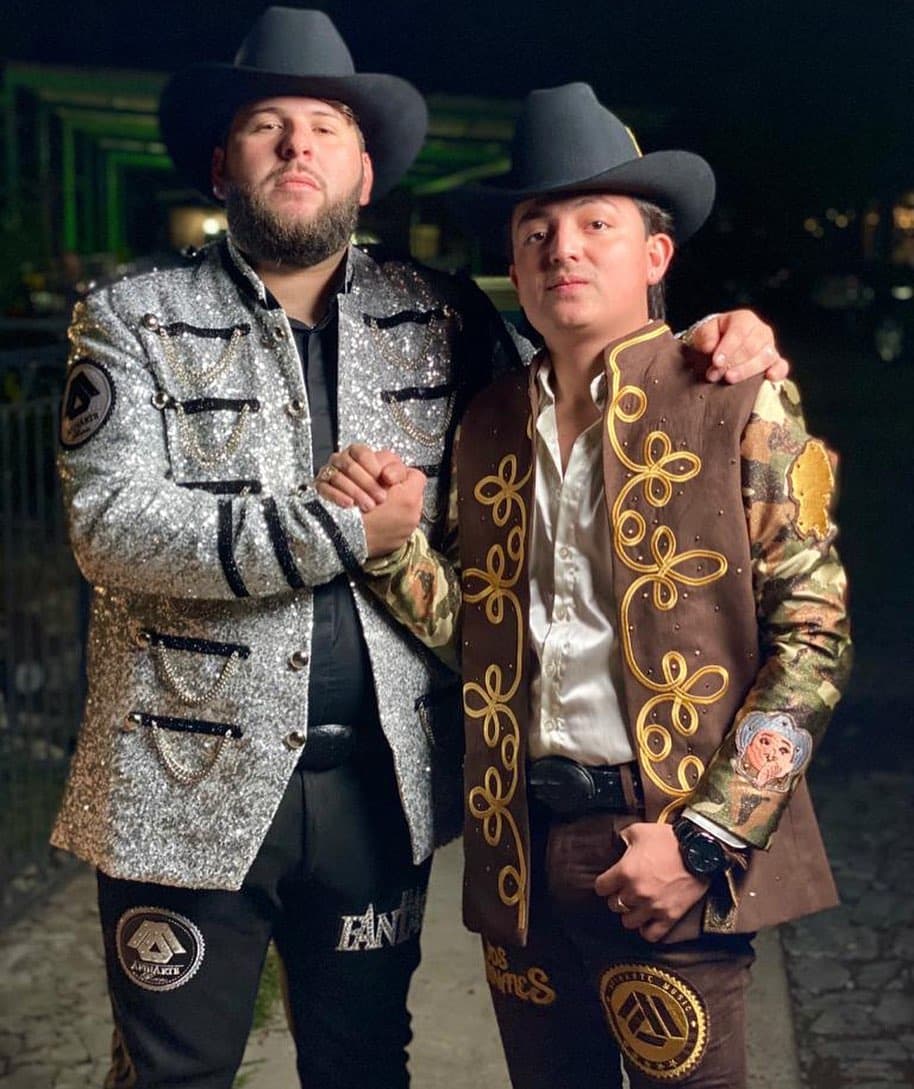 Una de las amistades más fuertes que se ha dado en los últimos meses es la de El Fantasma y Los 2 Carnales, incluso grabaron un disco de temas inéditos juntos.