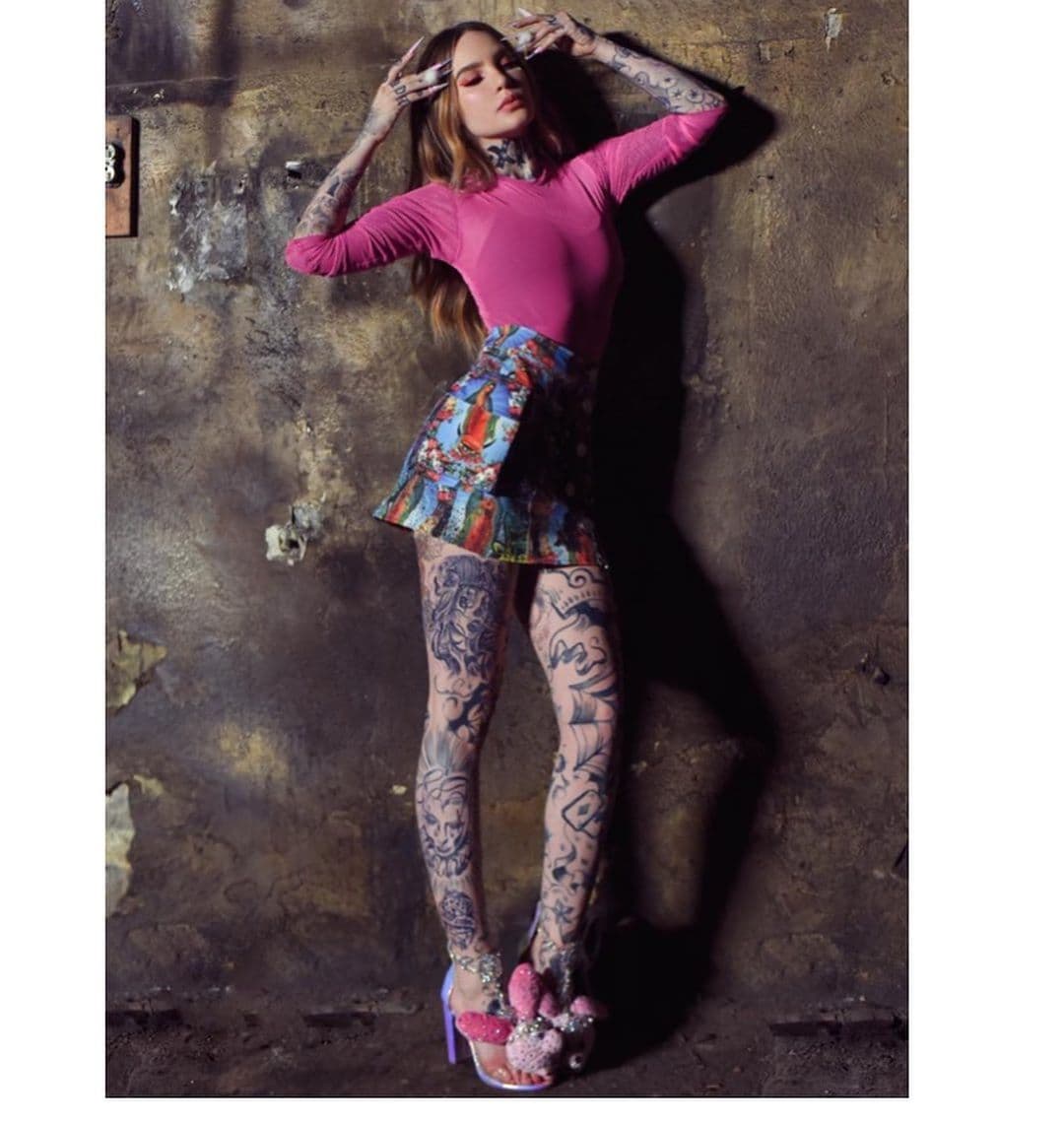 Belinda triunfa con el tema y video de "Amor a Primera Vista" en el que colaboró con Los Ángeles Azules, Horacio Palencia y Lalo Ebratt.
<br>