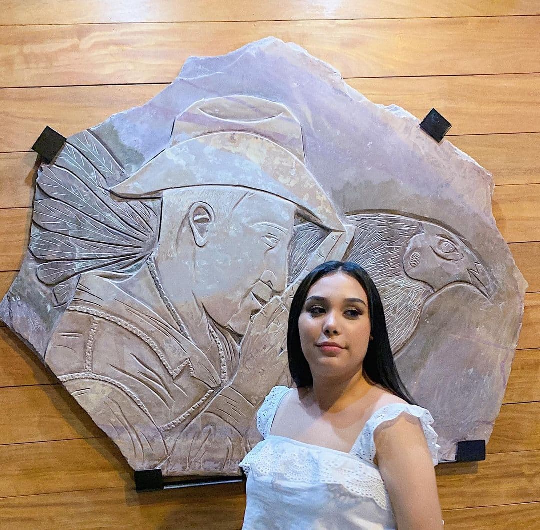 La cantante de 16 años cuenta con su propio canal de YouTube en donde comparte diferentes videos donde enseña sus grandes dotes musicales. Incluso, a su corta edad, la intérprete ya tuvo la oportunidad de subirse al escenario con La Adictiva.