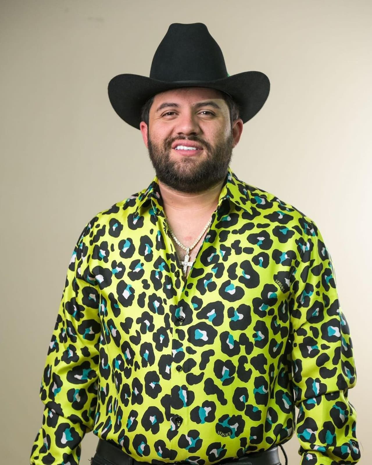 Luis R. Conriquez causó mucha especulación entre sus fans por recibir una misteriosa carta mientras estaba en el escenario.