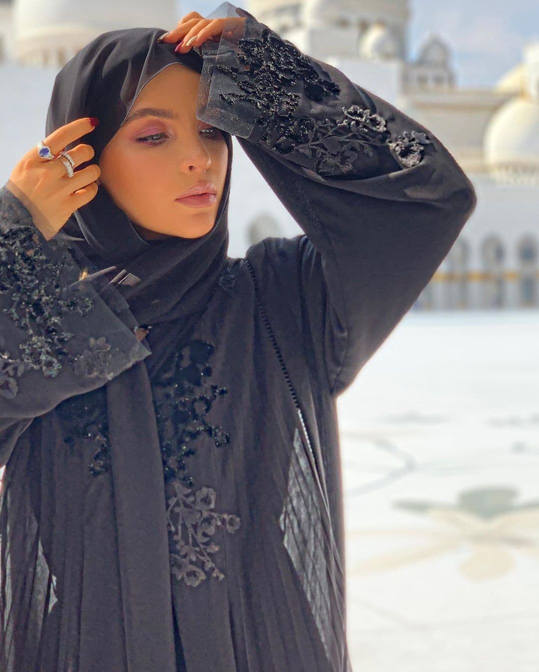 La intérprete de “Amor a Primera Vista” tuvo la oportunidad de disfrutar el Premio de la Fórmula 1 en Abu Dhabi.