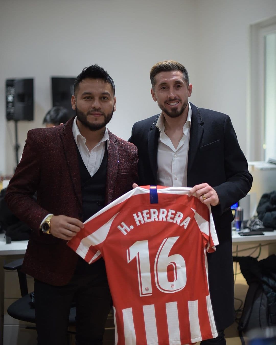 El jugador del Atlético de Madrid le regaló la playera con el dorsal número 16 y su nombre a los miembros de la agrupación, quienes presumieron la playera en redes sociales.