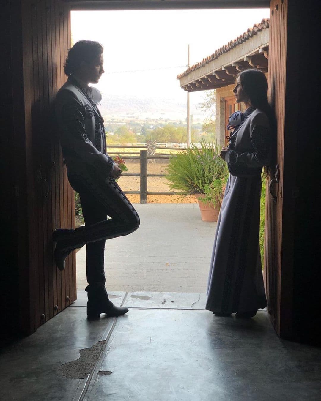 Y a veces pasan mucho tiempo separados, por las giras y las grabaciones en las que se encuentra el intérprete, la pareja no se cansa de expresar su amor del uno por el otro.