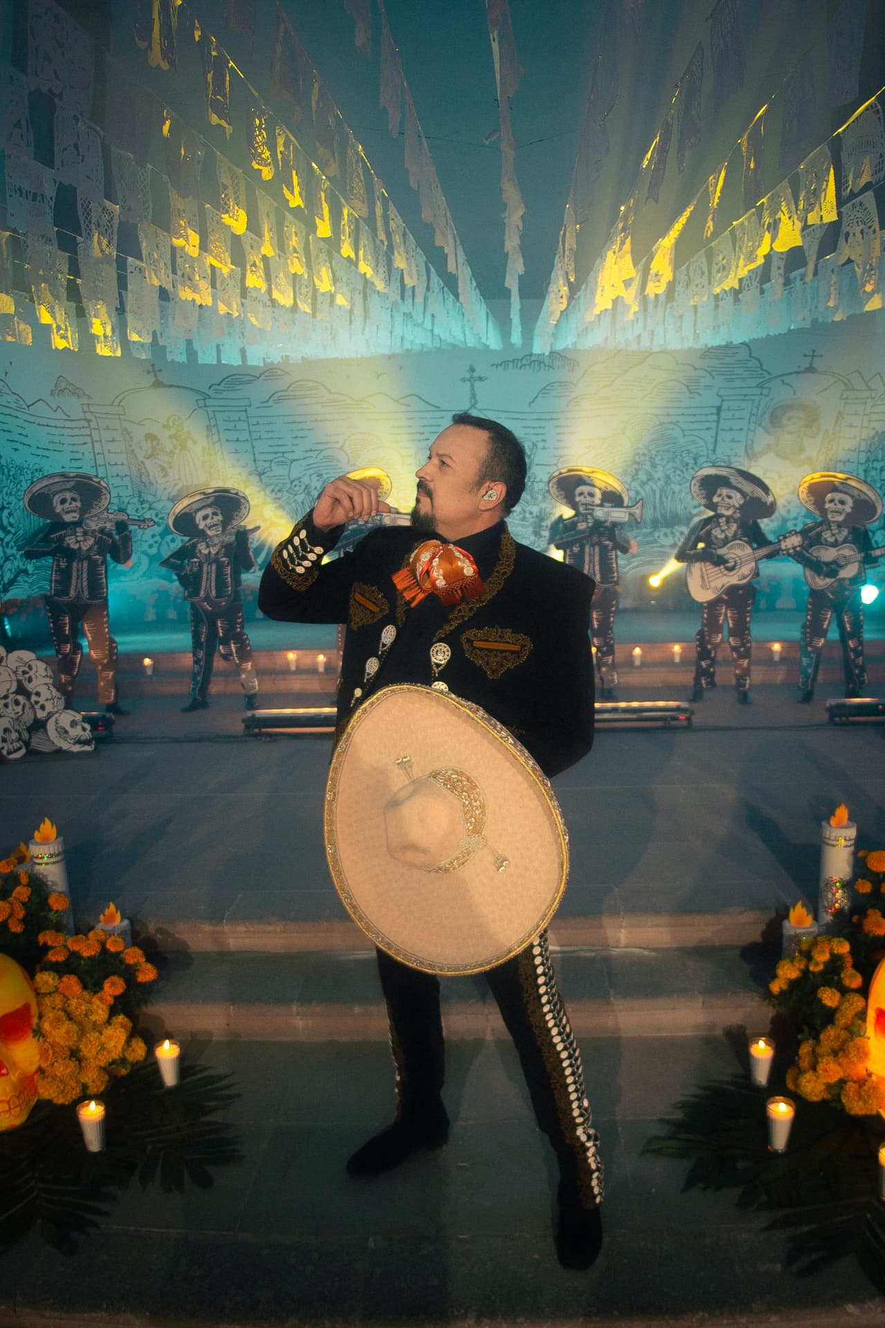 Lograr el concepto significó meses de producción y literalmente "convertir" el Centro Histórico de Zacatecas en sets dignos de una película y hacer una “Tierra de los Muertos”, teniendo diferentes escenarios para cada musical.