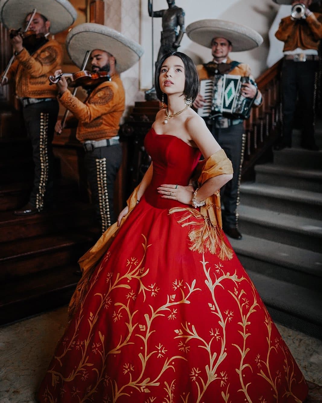 Con 16 años cumplidos, Ángela ha cautivado a las audiencias gracias a su potente voz y talento escénico. Ha editado varios discos, el más reciente, un homenaje a Selena. En redes sociales posee millones de seguidores.