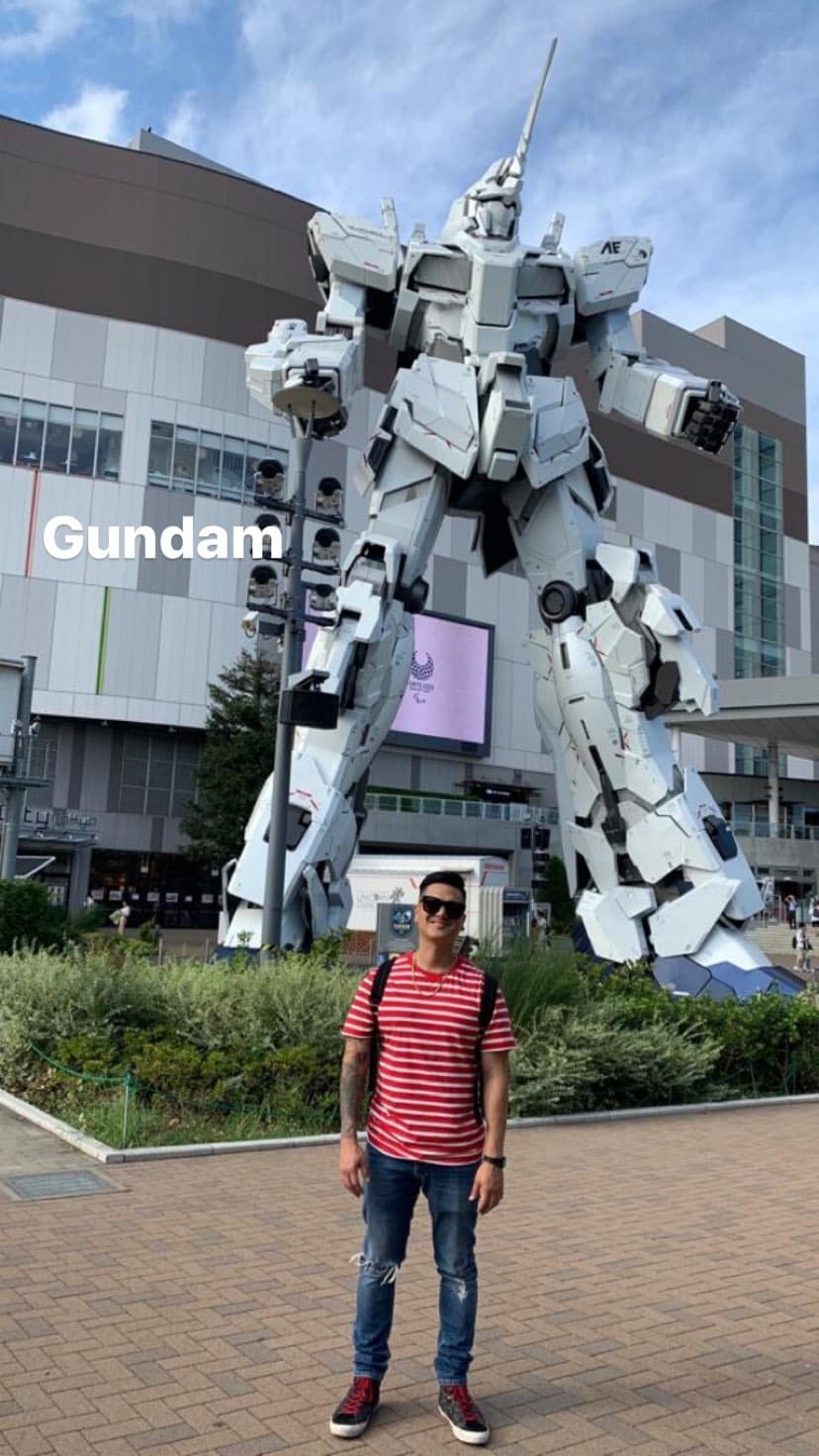 Regulo Caro se dijo contento de haber conocido a un Transformer de más de 5 metros de altura.
