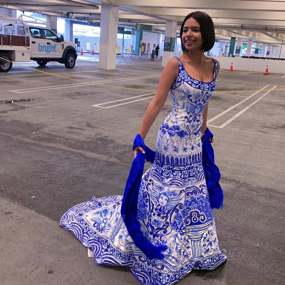 Durante sus presentaciones suele vestir con prendas típicas mexicanas, adaptadas a su estilo.