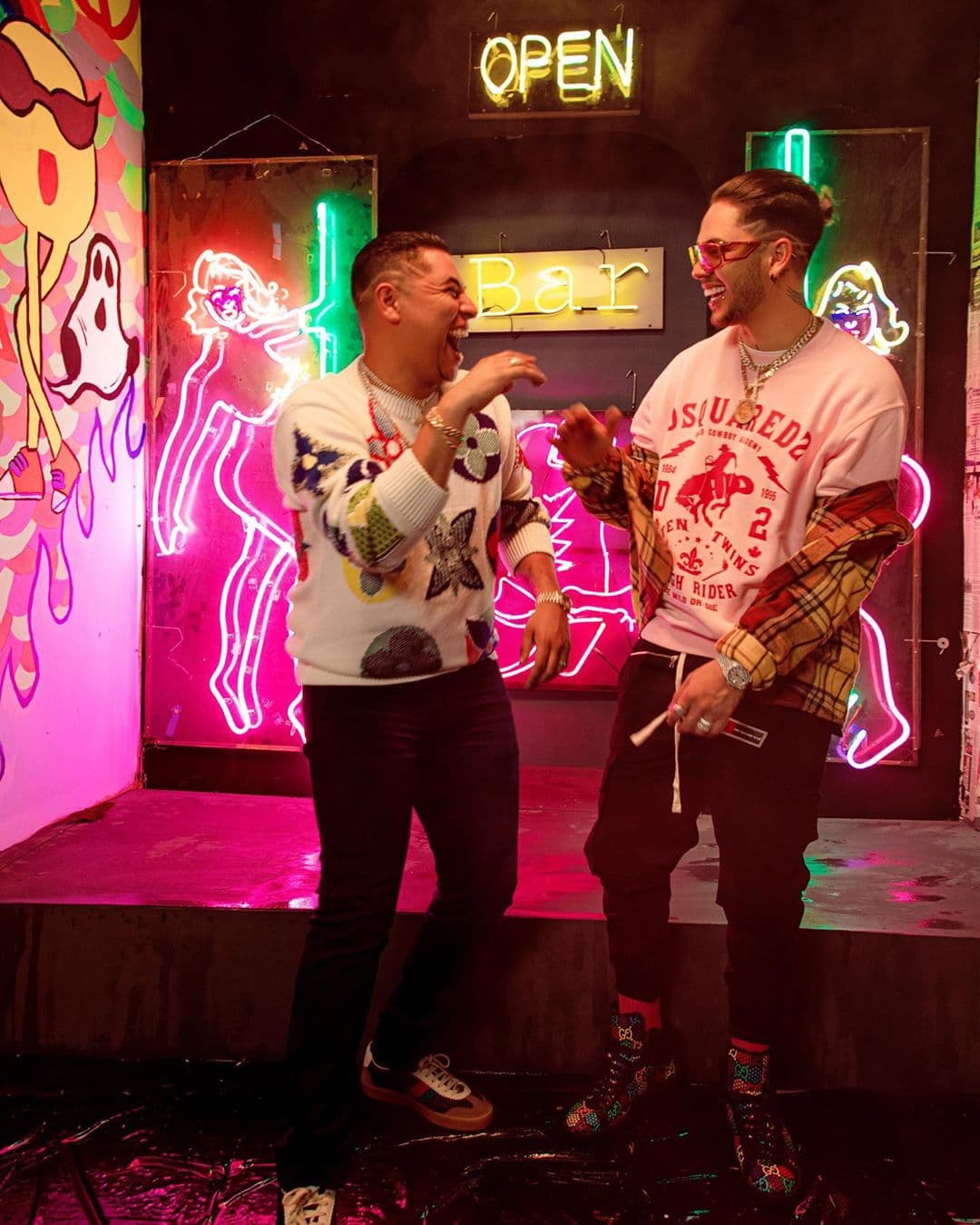 “Dejen la negatividad gente, dejen que los demás cumplan sueños, lo que se viene es algo que me emociona mucho, Muy agradecido con usted hermano @juandediospantoja vamos a romperla”, publicó Eduin Caz.