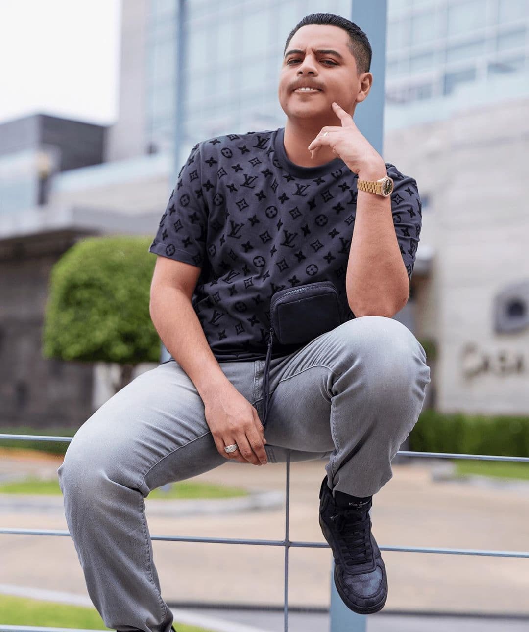 Como un sello distintivo, Eduin gusta de posar de manera irreverente en sus imágenes.