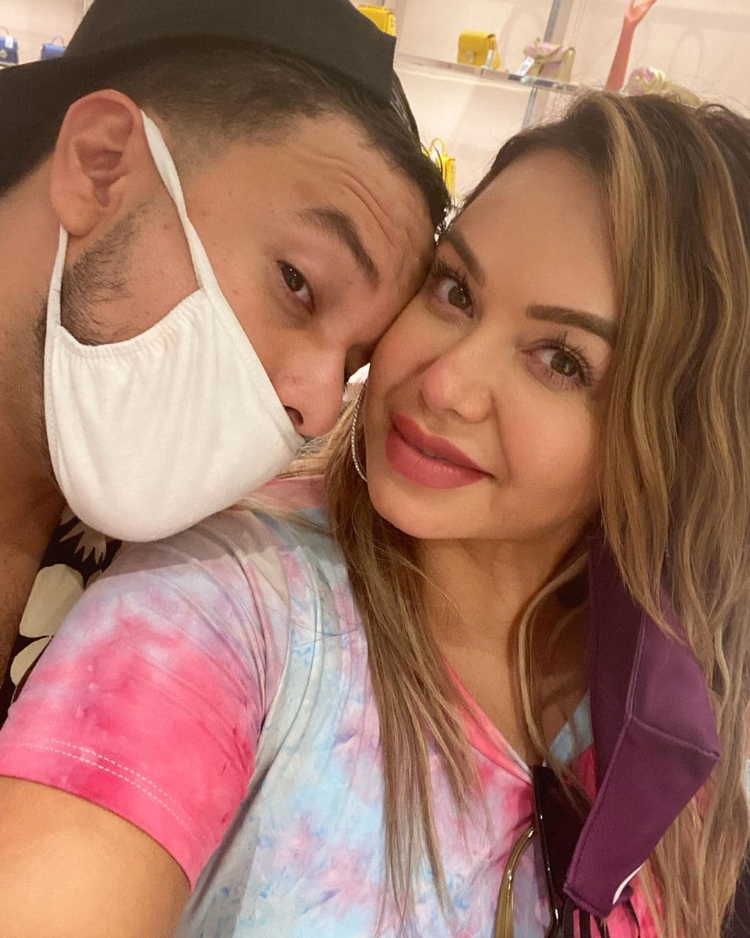Y, aunque parecía que todo iba bien, la mañana del 17 de septiembre, Chiquis dio a conocer que la relación había terminado, “Con el corazón pesado...les informo a través de este medio, que Lorenzo y yo hemos decidido separarnos. Fue una decisión mutua y difícil, pero necesaria. NO, esto no es algo que estoy publicando para causar controversia ni “publicidad”, ni mucho menos”, escribió.