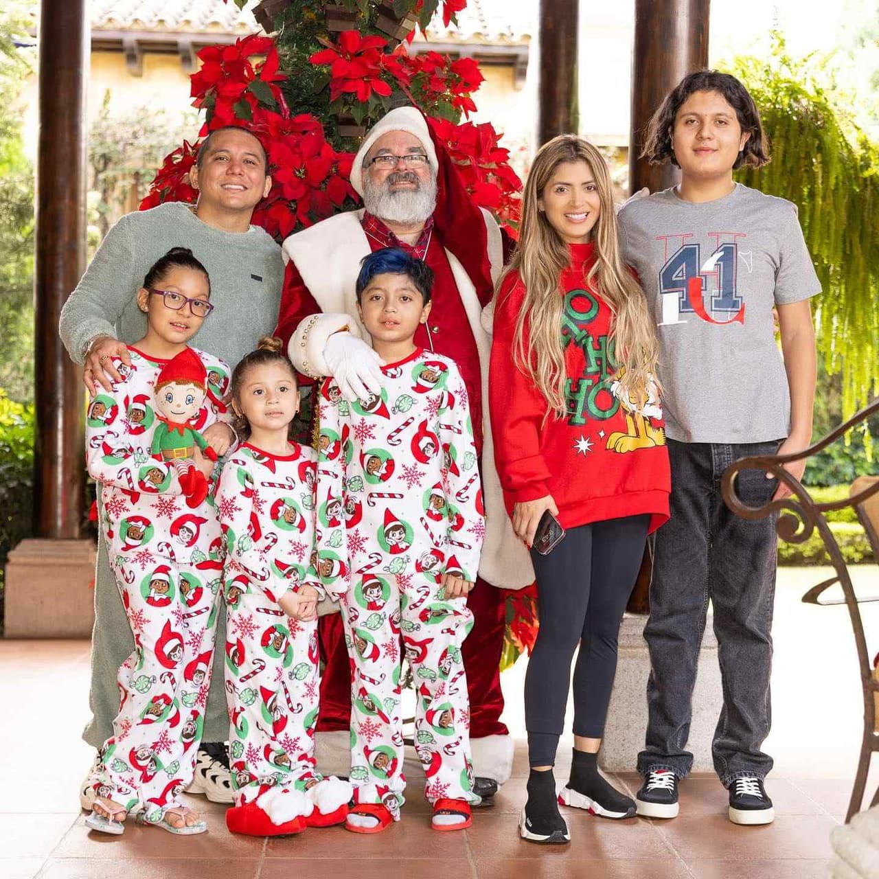 Edwin Luna celebra navidad con Kimberly Flores y sus hijos.