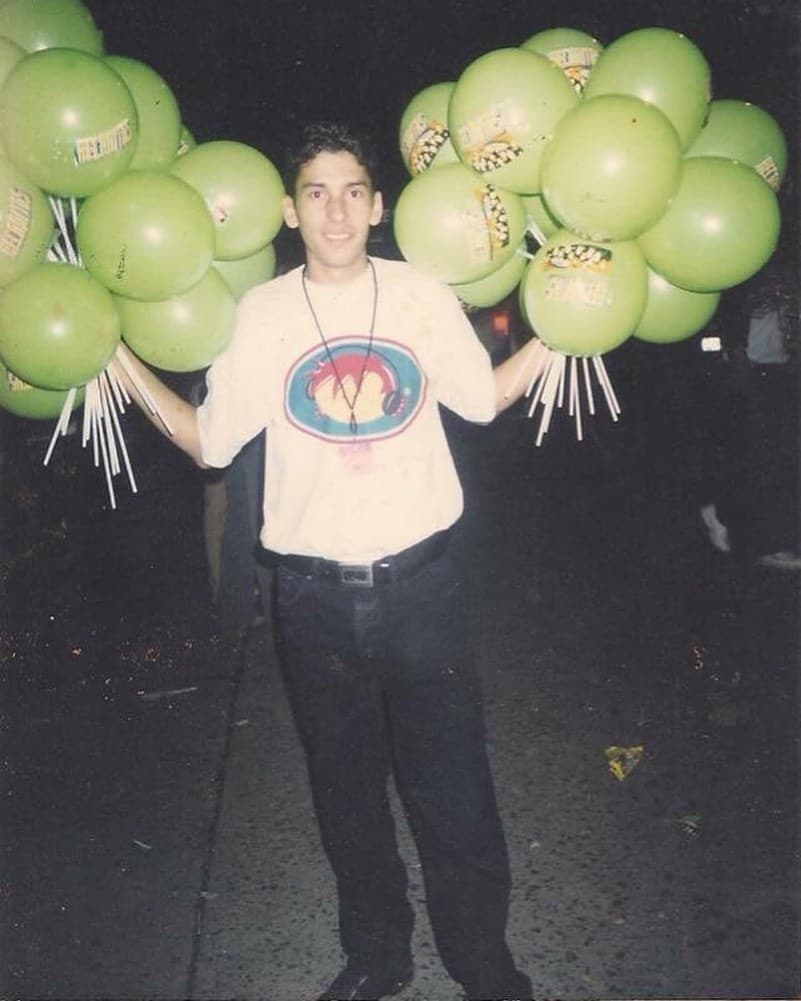 Inició formalmente su carrera musical a los 15 años con Banda Gallo y en 2003 llegó a Banda Los Recoditos, a la que perteneció 16 años.