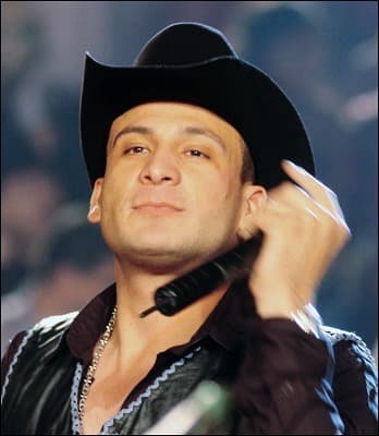 Su peculiar tono de voz fue uno de sus sellos, incluso, él mismo no se consideraba un buen cantante.