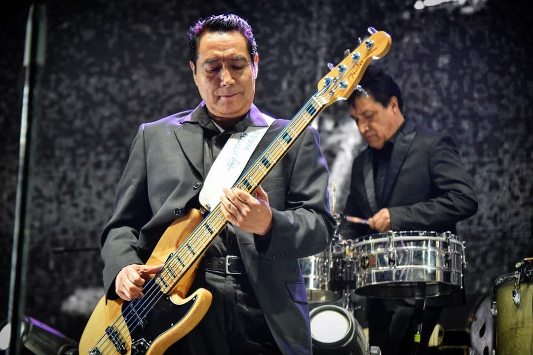 Elías Mejía Avante, "El Doc", es considerado como el primer vocalista que tuvo la agrupación en sus inicios. Con el paso de los años, y con la llegada de nuevas voces, el líder de la banda se dedicó a su instrumento, el bajo eléctrico.