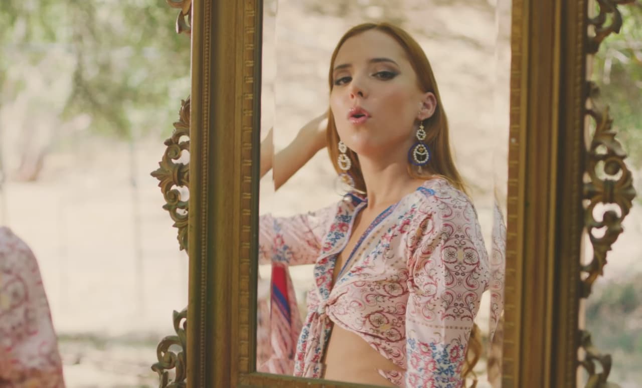 Majo Aguilar acompañó su gran lanzamiento con el video musical de "Como Te Olvido".