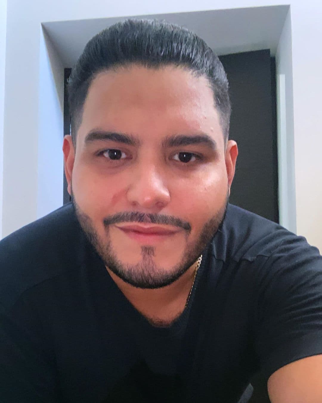 Issac Salas Bejarano es el nombre complero del vocalista de La Adictiva. Está casado con Lorenita Ramírez De Anda.