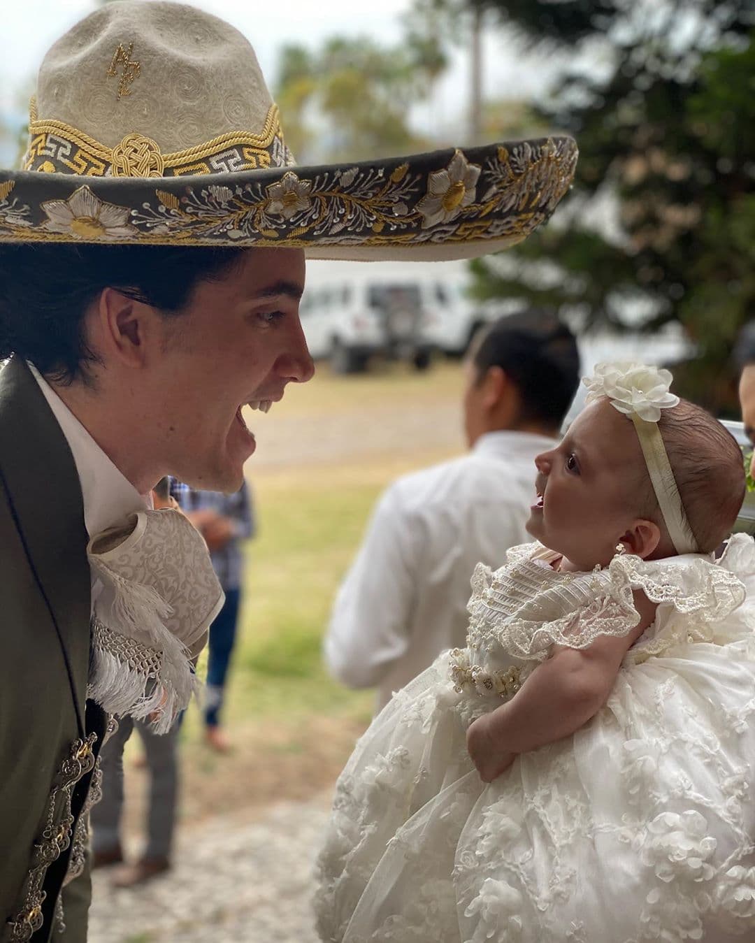 Fernández Jr. siempre se muestra muy cercano a su familia, así lo demuestra en sus redes sociales, donde constantemente comparte fotografías a lado de su padre, abuelo, mamá y con su novia.