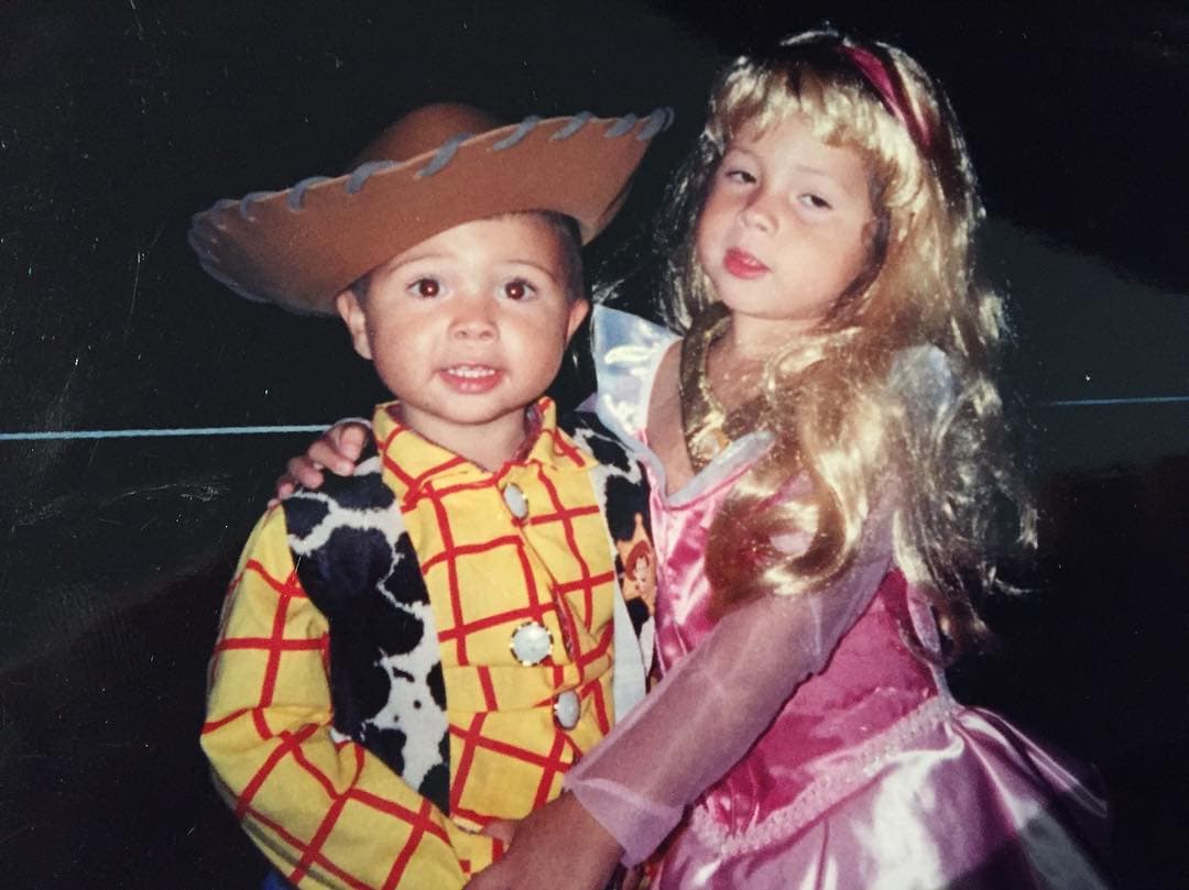 Leonardo Aguilar era fan de los vaqueros hasta a la hora de los disfraces, aquí lo vemos de pequeño al lado de su hermana Aneliz.