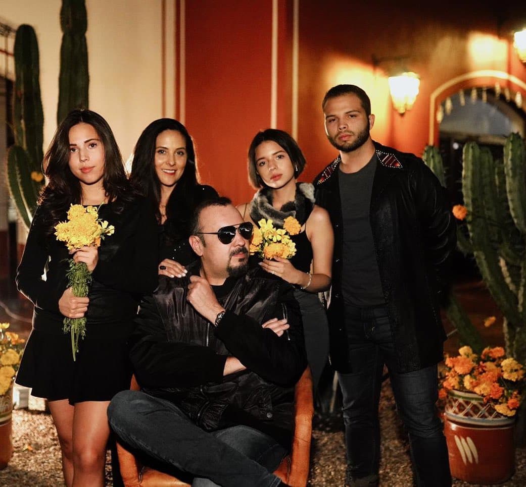 Durante esta relación Aneliz y Pepe Aguilar procrearon a Aneliz, Leonardo y Ángela. Y aunque a todos los quieren por igual, Ángela y Aneliz tienen una conexión especial, pues su gran parecido físico y el apoyo de la mamá hacia su hija, han sido fundamentales para la carrera de la cantante.